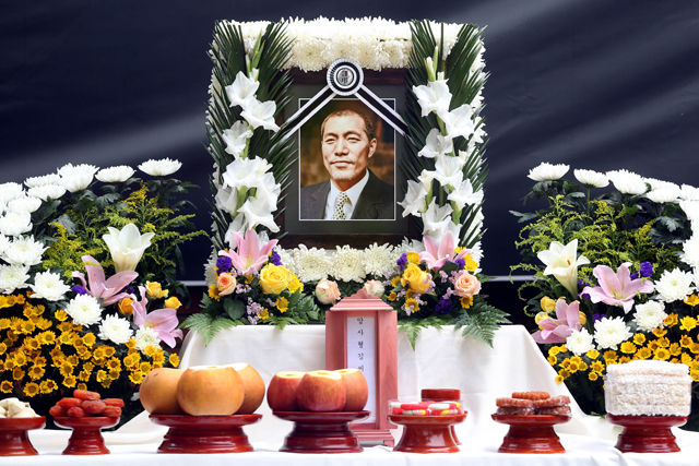 메인이미지  1 : 25일 오후 서울 대학로 마로니에공원에서 지난 19일 고시원에서 숨진 채 발견된 연극배우 故 김운하의 노제를 고인의 동료들이 준비하고 있다. (서울=연합뉴스)