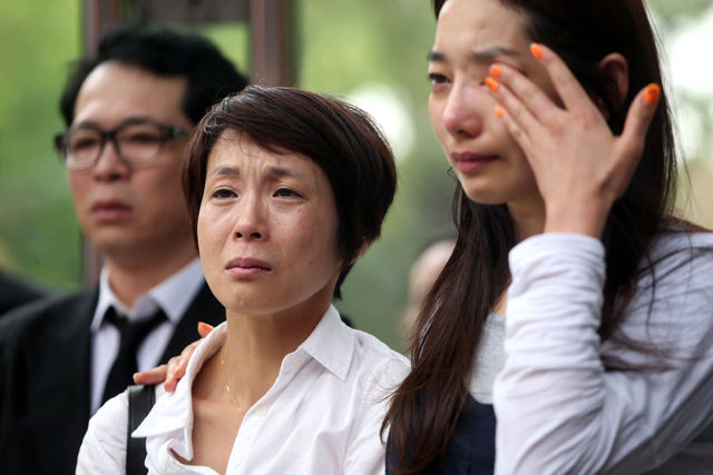 메인이미지  6 : 지난 19일 고시원에서 숨진 채 발견된 연극배우 故 김운하의 노제가 25일 오후 서울 대학로 마로니에공원에서 열려 고인의 동료 배우들이 애도하고 있다. (서울=연합뉴스)