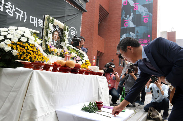 메인이미지  3 : 지난 19일 고시원에서 숨진 채 발견된 연극배우 故 김운하의 노제가 25일 오후 서울 대학로 마로니에공원에서 열려 조문객이 헌화하고 있다. (서울=연합뉴스)