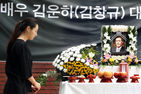 섬네일이미지  2:지난 19일 고시원에서 숨진 채 발견된 연극배우 故 김운하의 노제가 25일 오후 서울 대학로 마로니에공원에서 열려 조문객이 헌화하고 있다. (서울=연합뉴스)