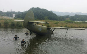 [속보] 옥천 하천에 공군 T-11훈련기 비상착륙&hellip;1명 부상