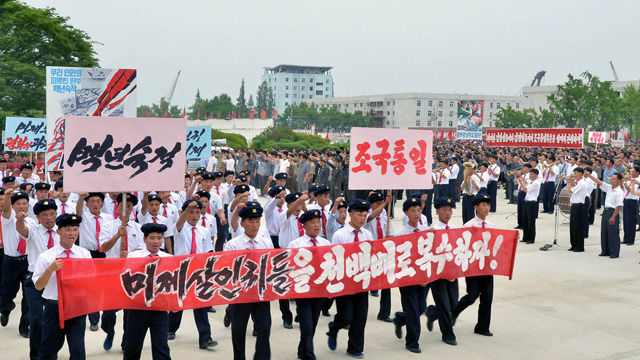 메인이미지  10 : 한국전쟁 65주년인 25일 북한 평양 김일성경기장에서 '6&middot;25 미제 반대 투쟁의 날' 평양시 군중대회가 열리고 있다.
