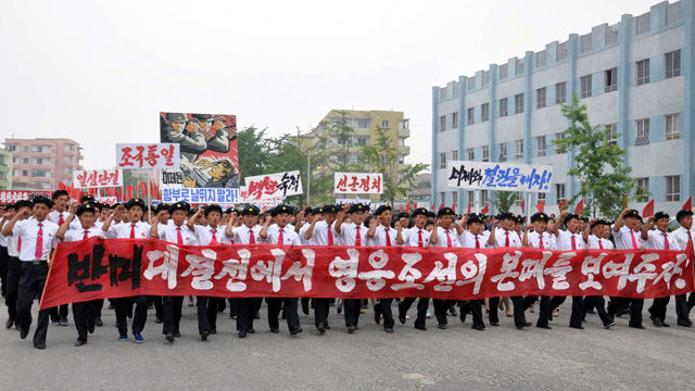 메인이미지  6 : 한국전쟁 65주년인 25일 북한 평양 김일성경기장에서 '6&middot;25 미제 반대 투쟁의 날' 평양시 군중대회가 열리고 있다.