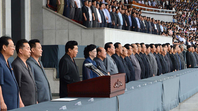 메인이미지  11 : 한국전쟁 65주년인 25일 북한 평양 김일성경기장에서 '6&middot;25 미제 반대 투쟁의 날' 평양시 군중대회가 열리고 있다.