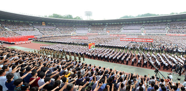 메인이미지  9 : 한국전쟁 65주년인 25일 북한 평양 김일성경기장에서 '6&middot;25 미제 반대 투쟁의 날' 평양시 군중대회가 열리고 있다.