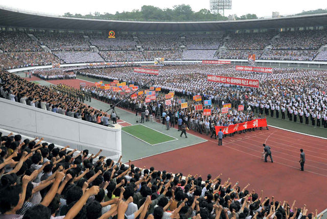 메인이미지  8 : 한국전쟁 65주년인 25일 북한 평양 김일성경기장에서 '6&middot;25 미제 반대 투쟁의 날' 평양시 군중대회가 열리고 있다.