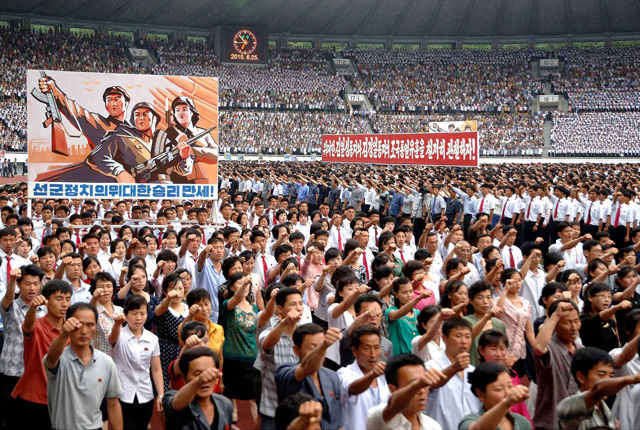 메인이미지  4 : 한국전쟁 65주년인 25일 북한 평양 김일성경기장에서 '6&middot;25 미제 반대 투쟁의 날' 평양시 군중대회가 열리고 있다.