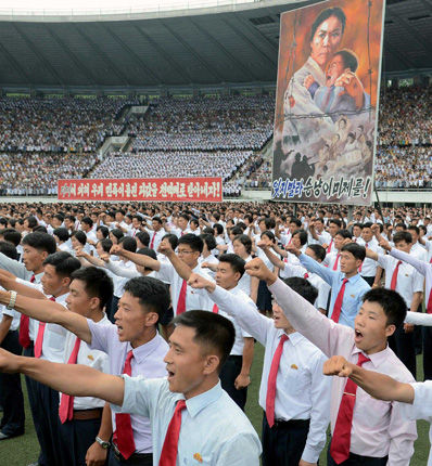 메인이미지  3 : 한국전쟁 65주년인 25일 북한 평양 김일성경기장에서 '6&middot;25 미제 반대 투쟁의 날' 평양시 군중대회가 열리고 있다.