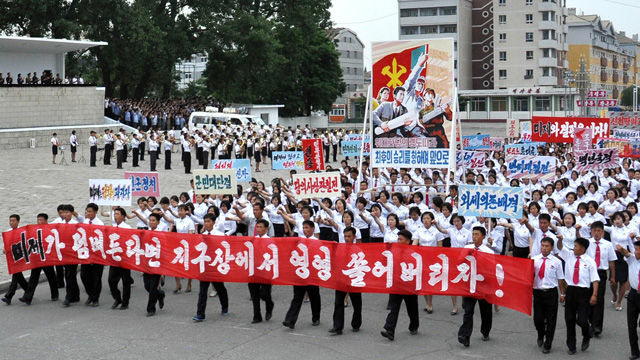 메인이미지  2 : 한국전쟁 65주년인 25일 북한 평양 김일성경기장에서 '6&middot;25 미제 반대 투쟁의 날' 평양시 군중대회가 열리고 있다.