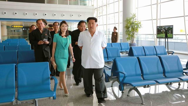메인이미지  3 : 김정은 북한 국방위원회 제1위원장과 부인 리설주가 다음 달 1일 준공식을 갖고 문을 여는 평양 순안국제공항 제2청사를 시찰하고 있다.