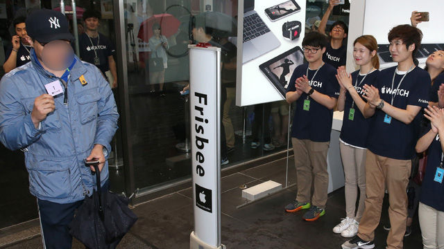 메인이미지  3 :  애플이 출시한 '애플워치' 한국 판매 개시일인 26일 오전 서울 명동 애플 기기 판매점인 프리스비에서 국내 1호로 애플워치를 구입할 시민이 점원의 박수를 받으며 입장하고 있다. (서울=연합뉴스) 