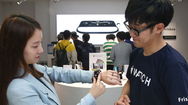 메인이미지  7 : 애플이 출시한 '애플워치' 한국 판매 개시일인 26일 오전 서울 명동 애플 기기 판매점인 프리스비에서 관계자들이 애플워치를 시연하고 있다. (서울=연합뉴스)