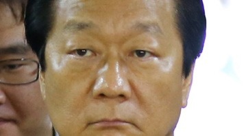 '해상작전헬기 비리' 김양 前 보훈처장 구속