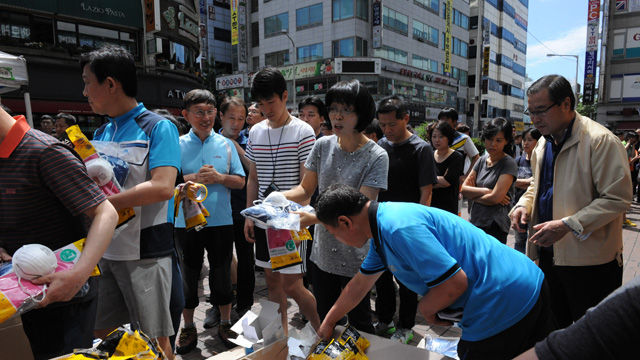 메인이미지  1 :  27일 중동호흡기증후군(메르스) 환자가 입원했던 카이저 병원에 투입돼 소독작업을 벌일 경기도 구리시 직원 270명이 병원 투입전 방역복과 마스크 등을 지원 받고 있다.