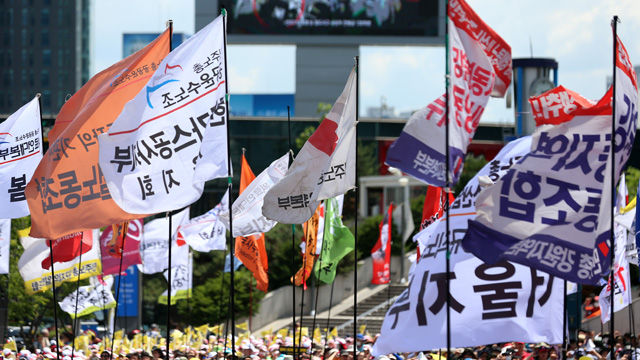 메인이미지  2 : 27일 오후 서울역 광장에서 민주노총 전국노동자대회가 열리고 있다.

   이들은 '최저임금 1만원으로 인상'과 '노동시장 구조개악 저지'를 주장했다.