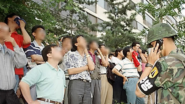 메인이미지  5 : 사고 현장을 시민들이 지켜보고 있다. (사진=연합)