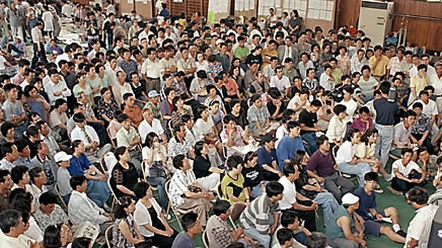 메인이미지  9 : 서울교대 체육관에 모여있는 삼풍백화점 붕괴사고 실종자 가족들이 현장에 다녀온 대표로부터 구조상황 경과에 대해 설명듣고 있다. 1995년 7월 4일 (서울=연합)