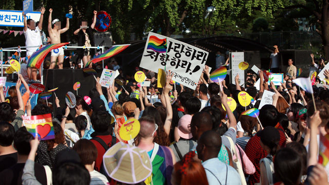 메인이미지  2 : 제16회 퀴어문화축제 참가자들이 28일 서울광장을 출발해 행진하고 있다. (서울=연합)