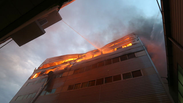 메인이미지  3 : 29일 오후 7시 10분께 대구시 북구 검단동 검단공단 내에서 불이나 소방당국이 진화작업을 하고 있다.