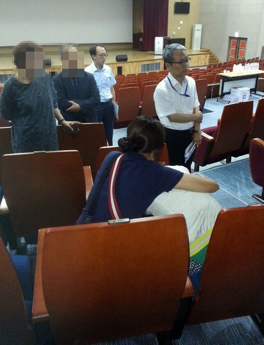 메인이미지  6 : 1일 중국 현지에서 발생한 지방행정연수원 교육공무원들이 탄 버스의 추락사고 소식을 접한 한 가족이 전북 완주에 있는 지방행정연수원 내 가족대기실에서 침통해하고 있다. (완주=연합)