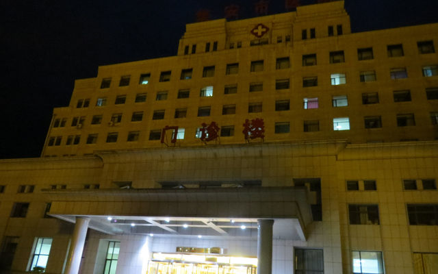 메인이미지  1 : 지난 1일 중국 지린성 지안에서 발생한 버스 추락사고로 부상 공무원이 단체입원한 지안시중의원 외관. (중국 지안=연합)