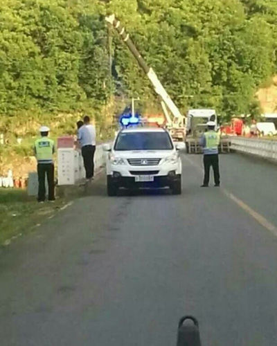 메인이미지  7 : 사진은 추락사고 수습 현장의 모습. (사진=웨이보 화면 캡쳐)