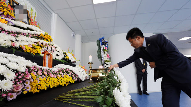 메인이미지  4 :  2일 오전 광주시청 1층에 차려진 분향소에서 동료 공무원들이 전날 중국 지린성에서 발생한 버스 추락 사고로 숨진 광주시청 공무원 김철균 지방공업사무관를 추모하며 헌화하고 있다. (광주=연합뉴스)