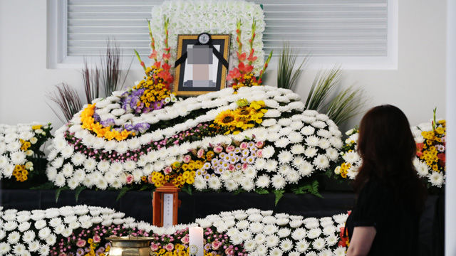 메인이미지  3 :  2일 오전 광주시청 1층에 전날 중국 지린성에서 발생한 버스 추락 사고로 숨진 광주시청 공무원 김철균 지방공업사무관의 분향소가 차려졌다. (광주=연합뉴스)