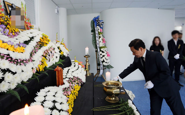 메인이미지  2 : 2일 오전 광주시청 1층에 차려진 분향소에서 윤장현 광주시장이 전날 중국 지린성에서 발생한 버스 추락 사고로 숨진 광주시청 공무원 김철균 지방공업사무관를 추모하며 헌화하고 있다. (광주=연합뉴스)