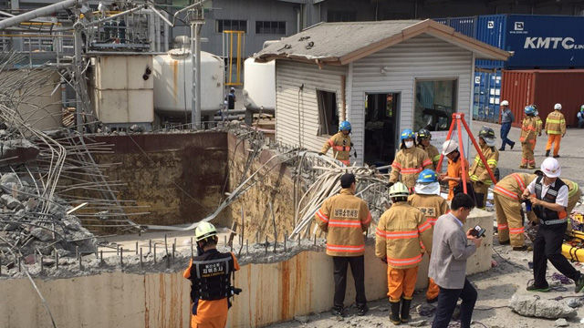 메인이미지  5 : 울산시 남구 한화케미칼 울산 2공장에서 3일 폭발사고로 사상자가 발생했다. 소방관들이 현장에 출동해 수습작업을 벌이고 있다. (울산=연합)