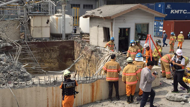 메인이미지  4 : 울산시 남구 한화케미칼 울산 2공장에서 3일 폭발사고로 사상자가 발생했다. 소방관들이 현장에 출동해 수습작업을 벌이고 있다. (울산=연합)
