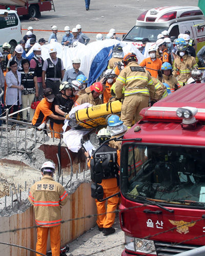 메인이미지  8 : 3일 오전 울산시 남구 한화케미칼 울산 2공장에서 폭발사고로 사상자가 발생했다. 소방대원들이 사고 현장에서 시신을 끌어올리고 있다. (울산=연합뉴스)