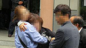 뛰쳐나와 통곡하는 유족&hellip;공무원 버스사고 중국 빈소 울음바다