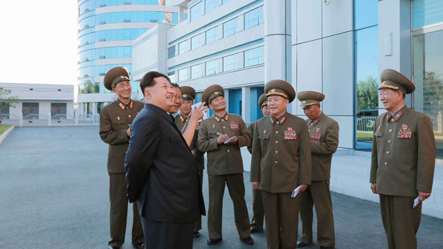 메인이미지  3 : 북한 조선중앙통신은 김정은 북한 국방위원회 제1위원장이 김책공업종합대학 자동화연구소를 시찰했다고 3일 보도했다.