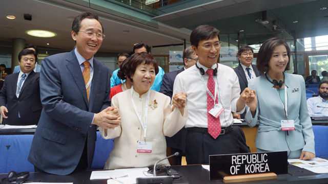 메인이미지  7 : 충남 공주와 부여, 전북 익산의 백제시대 대표 유산을 한데 묶은 백제역사유적지구의 유네스코 세계유산 등재가 4일 확정되자 독일 본에서 열린 회의에 참석한 해당 지방자치단체장들은 "자랑스럽다"며 기쁨을 감추지 못했다. (전북도청)