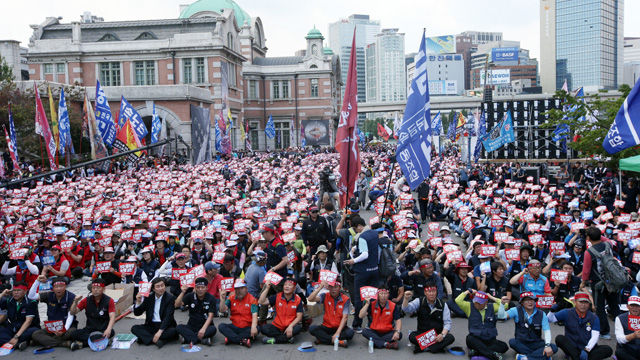 메인이미지  2 : 4일 오후 서울역 광장에서 열린 '7&middot;4 전국제조노동자대회'에서 양대 노총 제조부문 공동투쟁본부 관계자들이 노동시간 단축과 통상임금 확대 등을 요구하고 있다. (서울=연합)