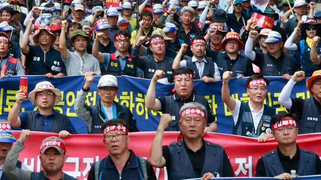 메인이미지  6 : 정부 노동정책에 반대하는 민주노총&middot;한국노총 공공&middot;금융노동자 투쟁 결의대회 참가자들이 4일 오후 대학로에서 종로 거리로 이동하고 있다. (서울=연합)