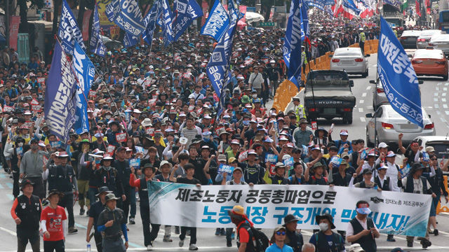 메인이미지  1 : 4일 오후 서울역 광장에서 열린 '7&middot;4 전국제조노동자대회'에 참가한 양대노총 제조부문 공동투쟁본부 관계자들이 숭례문과 한국은행을 거쳐 청계천 한빛공원 방향으로 행진하고 있다. 이들은 노동시간 단축과 통상임금 확대 등을 요구했다. (서울=연합)