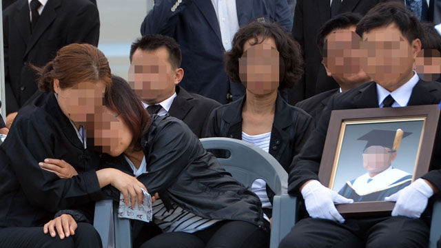 메인이미지  5 : 6일 인천국제공항 화물터미널에서 중국 버스사고 유가족들이 희생자의 시신을 기다리며 오열하고 있다. (영종도=연합)