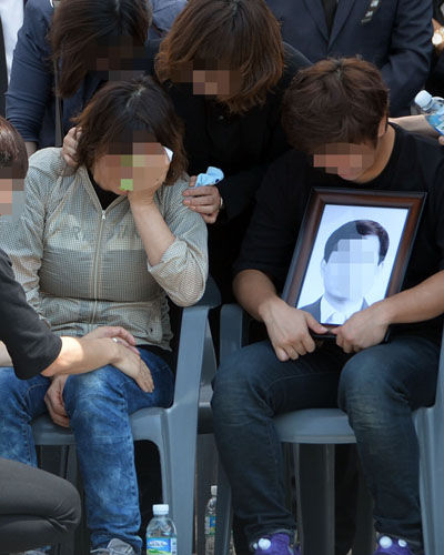 메인이미지  4 : 6일 인천국제공항 화물터미널에서 중국 버스사고 유가족들이 희생자의 시신을 기다리며 오열하고 있다. (영종도=연합)