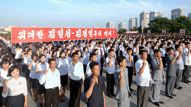 메인이미지  3 : 북한 김일성 주석 사망 21주기(8일)를 맞아 6일 만수대에 있는 백두산절세위인 동상 앞에서 청년학생들이 맹세모임을 했다고 조선중앙통신이 보도했다.