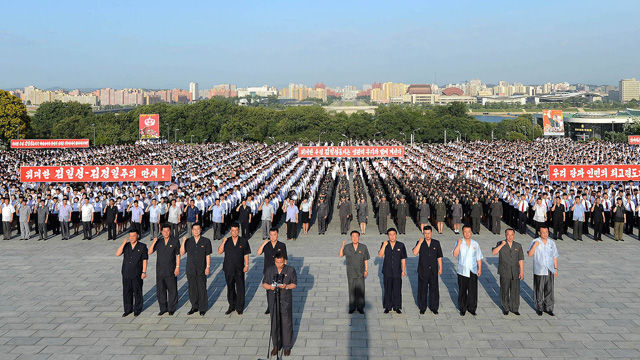 메인이미지  1 : 북한 김일성 주석 사망 21주기(8일)를 맞아 6일 만수대에 있는 백두산절세위인 동상 앞에서 청년학생들이 맹세모임을 했다고 조선중앙통신이 보도했다.