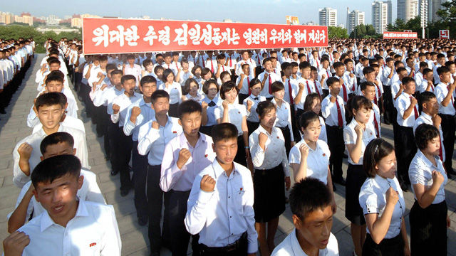 메인이미지  2 : 북한 김일성 주석 사망 21주기(8일)를 맞아 6일 만수대에 있는 백두산절세위인 동상 앞에서 청년학생들이 맹세모임을 했다고 조선중앙통신이 보도했다.
