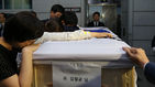 섬네일이미지  5:6일 오후 광주 북구의 한 장례식장에 중국 지린성 지안에서 연수 중 버스사고로 숨진 광주시청 김철균 서기관의 시신이 중국으로부터 운구되고 있다. 사진은 운구 현장에서 오열하며 관을 붙잡는 고인의 아들과 부인. 