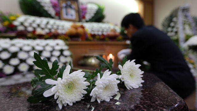메인이미지  6 :  6일 오후 광주 북구의 한 장례식장에 중국 지린성 지안에서 연수 중 버스사고로 숨진 광주시청 김철균 서기관의 시신이 중국으로부터 운구되고 됐다. 사진은 광주에 차려진 고인의 빈소의 모습.