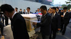 섬네일이미지  4:6일 오후 광주 북구의 한 장례식장에 중국 지린성 지안에서 연수 중 버스사고로 숨진 광주시청 김철균 서기관의 시신이 중국으로부터 운구되고 있다. 사진은 고인의 시신이 안치된 관을 동료들이 옮기는 모습.