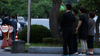 섬네일이미지  1: 6일 오후 광주 북구의 한 장례식장에 중국 지린성 지안에서 연수 중 버스사고로 숨진 광주시청 김철균 서기관의 시신이 중국으로부터 운구됐다. 사진은 운구차가 도착전 고인을 기다리는 친인척의 모습.