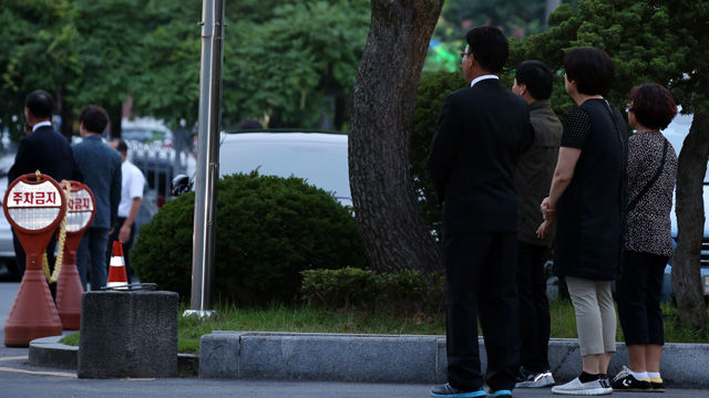 메인이미지  1 :  6일 오후 광주 북구의 한 장례식장에 중국 지린성 지안에서 연수 중 버스사고로 숨진 광주시청 김철균 서기관의 시신이 중국으로부터 운구됐다. 사진은 운구차가 도착전 고인을 기다리는 친인척의 모습.