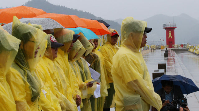 메인이미지  2 : 7일 오전 전남 진도군 팽목항에서 4&middot;16 세월호 참사 진상 규명 및 안전사회 건설을 위한 피해자 가족협의회 가족들이 침몰해 있는 세월호의 현재 상태를 확인하기 위해 수중촬영에 나서기에 앞서 기자회견 하고 있다. (진도=연합뉴스)