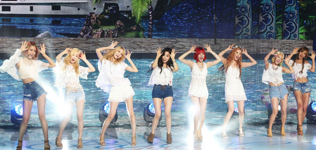 메인이미지  25 : 새 싱글음반 '파티'(PARTY)를 발표한 걸그룹 소녀시대가 7일 오후 서울 중구 장충동 반얀트리 클럽 & 스파에서 열린 쇼케이스에서 신곡 '파티'(Party)를 선보이고 있다.